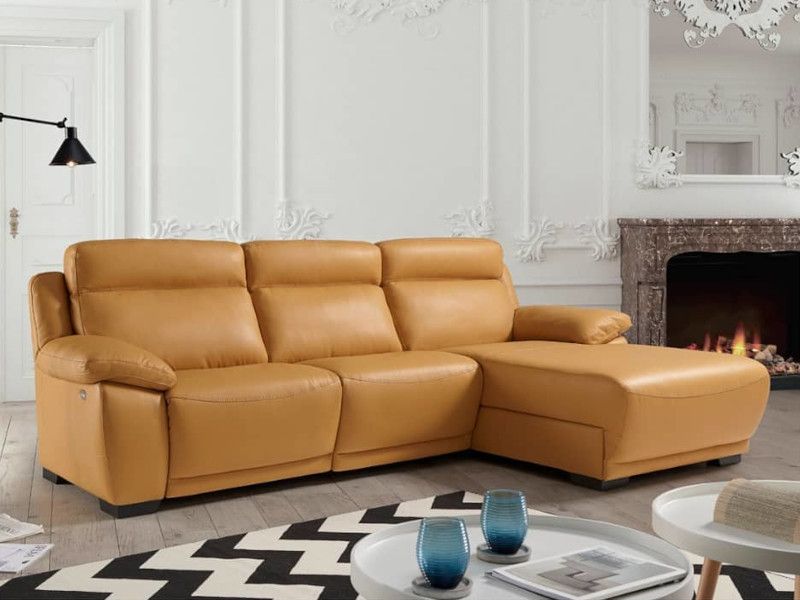 Chaiselongue de tres plazas en piel color ocre.