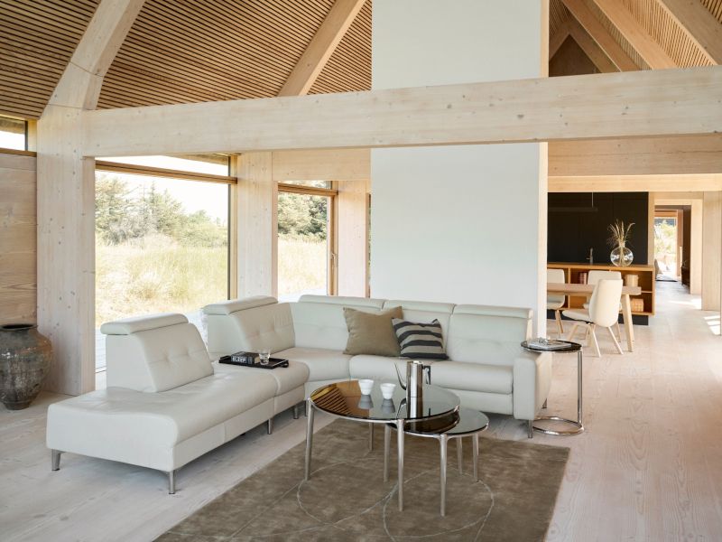 Salón con un sofá Sressless en blanco.